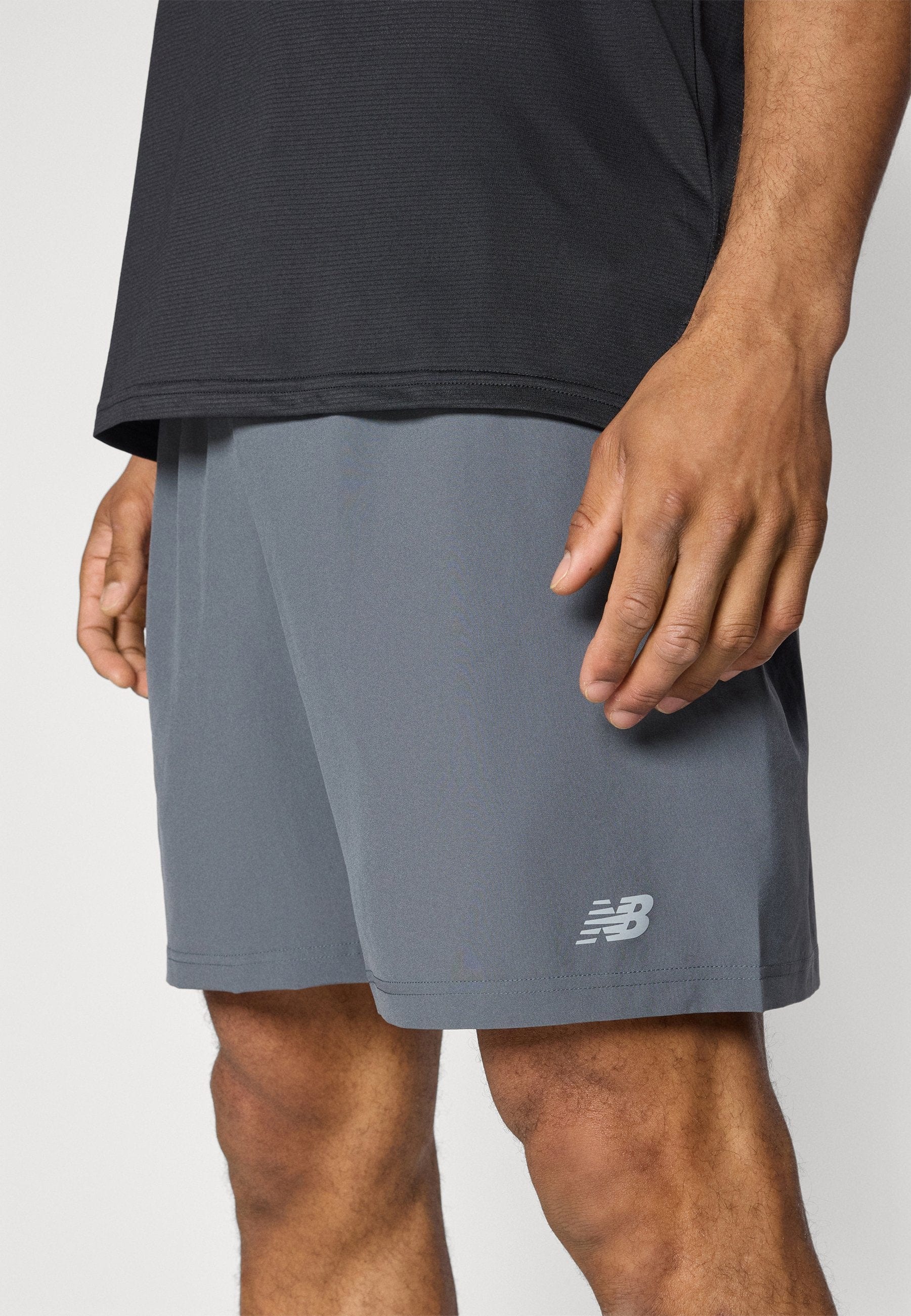 SHORT DE SPORT HOMME NEW BALANCE ESSENTIALS - GRIS - Image 3