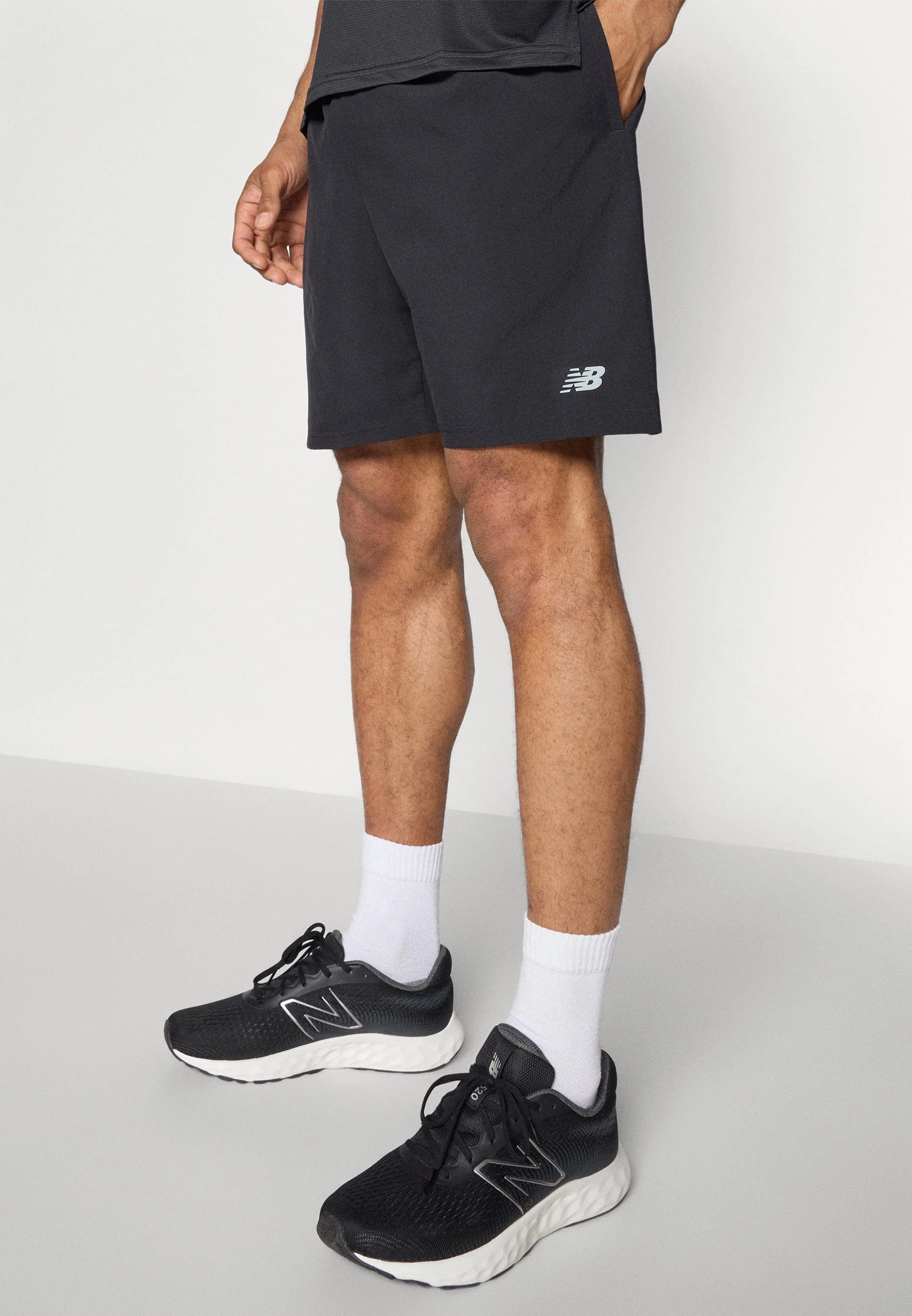 SHORT DE SPORT HOMME NEW BALANCE ESSENTIALS - NOIR - Image 3