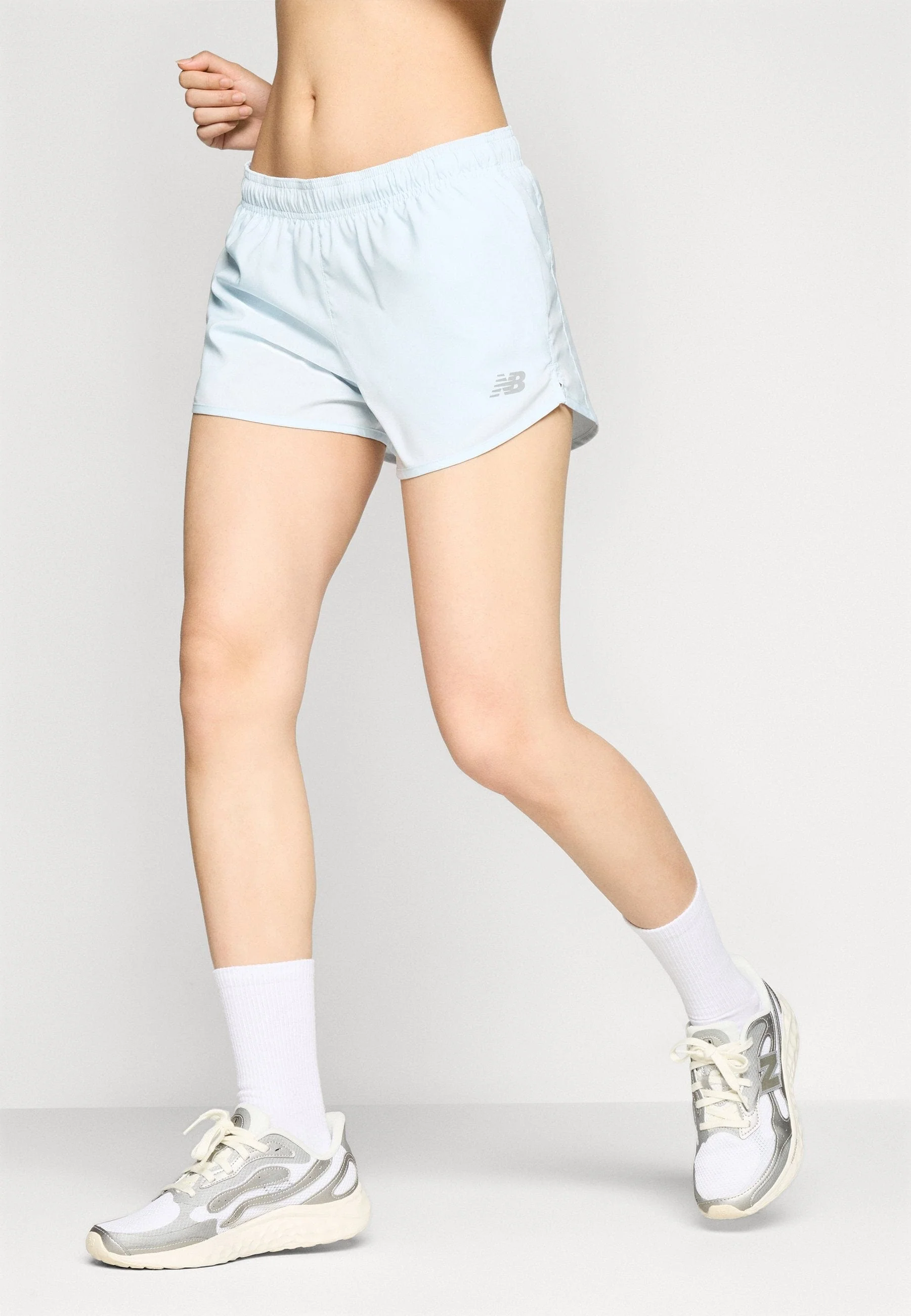 SHORT DE SPORT NEW BALANCE ESSENTIALS FEMME - Image 3